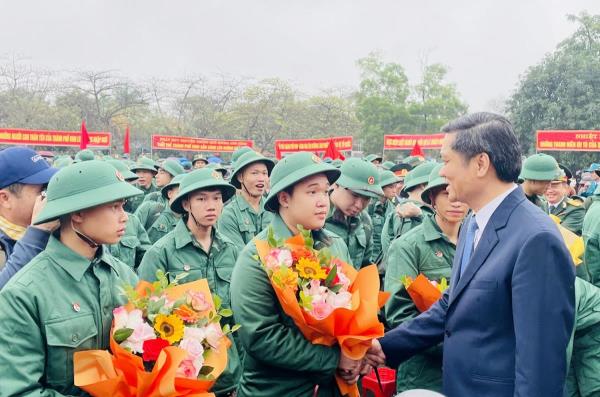 Tân binh hăng hái lên đường nhập ngũ