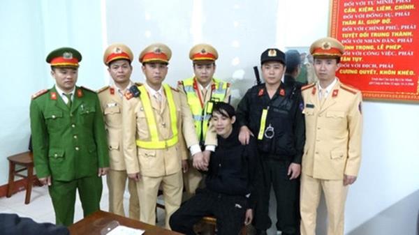 Bị CSGT kiểm tra độ cồn, thanh niên ôm gần 2000 viên ma túy bỏ chạy