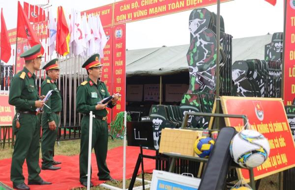 Chấm thi Mô hình học cụ, vật chất huấn luyện tại Liên Chiểu