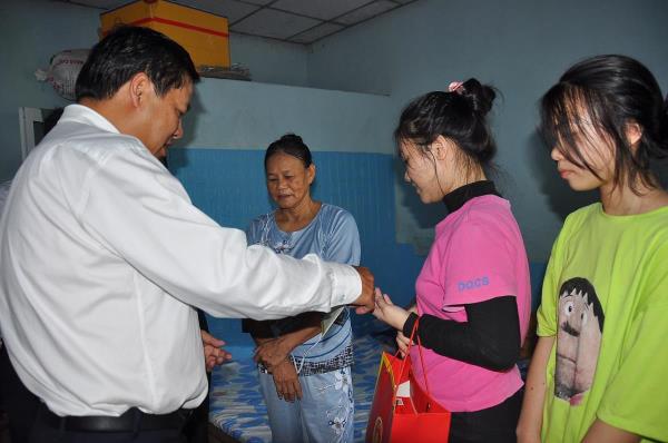 Lãnh đạo tỉnh Quảng Nam cùng nhiều đơn vị thăm, tặng quà gia đình chính sách, công nhân, hộ nghèo