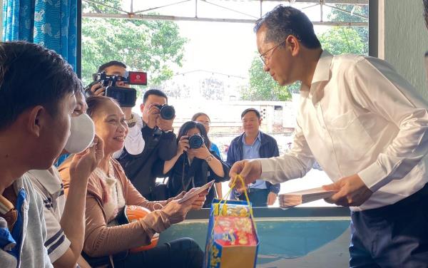Bí thư Thành ủy Đà Nẵng động viên, tặng quà cho công nhân khó khăn không có điều kiện về quê đón Tết