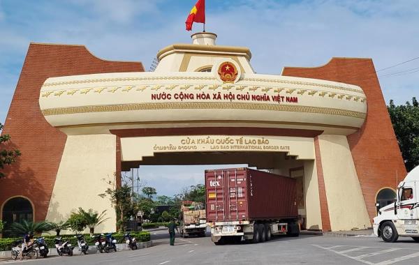 Tạo tiền đề hình thành khu kinh tế thương mại xuyên biên giới Lao Bảo - Đensavẳn