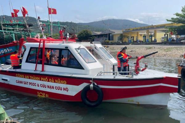 Công an TP Đà Nẵng tiếp nhận ca nô chuyên dụng chữa cháy trên sông