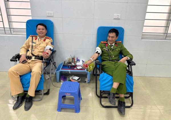 Cán bộ, chiến sĩ Công an Nghệ An kịp thời hiến máu cứu người
