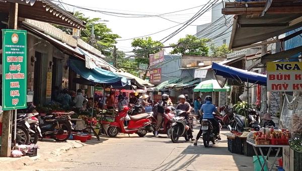 Tiểu thương chê chợ