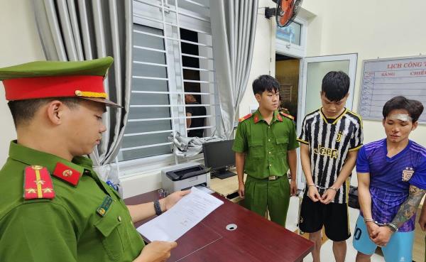 Bắt tạm giam 2 đối tượng sử dụng gạch, đá chống người thi hành công vụ