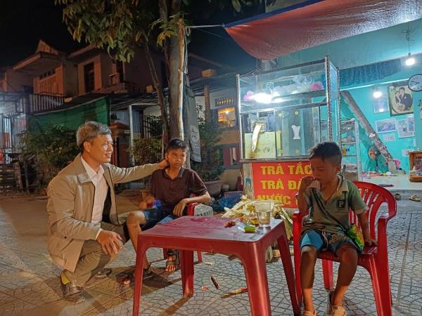 Trưởng Công an xã tìm được 2 cháu đi lạc