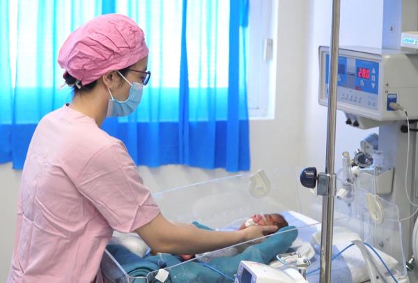Cứu sống bé gái sinh non nặng 850g