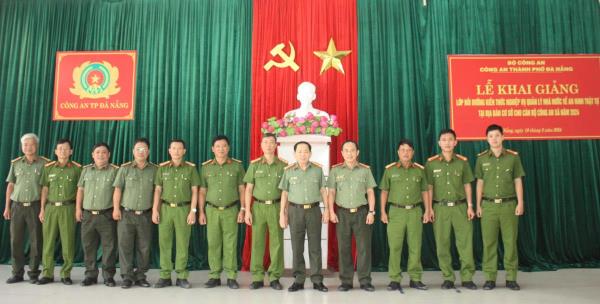 Khai giảng lớp bồi dưỡng kiến thức nghiệp vụ quản lý Nhà nước về ANTT cho Công an xã