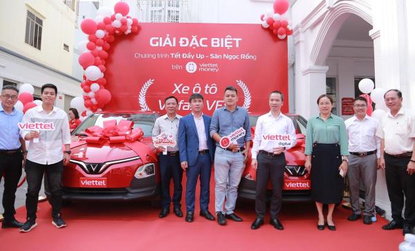 Trao thưởng 2 ô tô cho người dân khi tham gia ứng dụng tài chính số