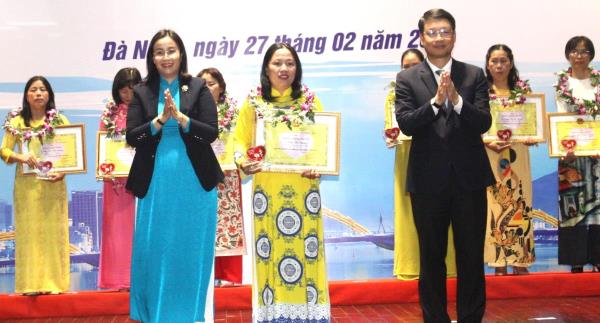 Nữ điều dưỡng hết lòng vì bệnh nhân tâm thần