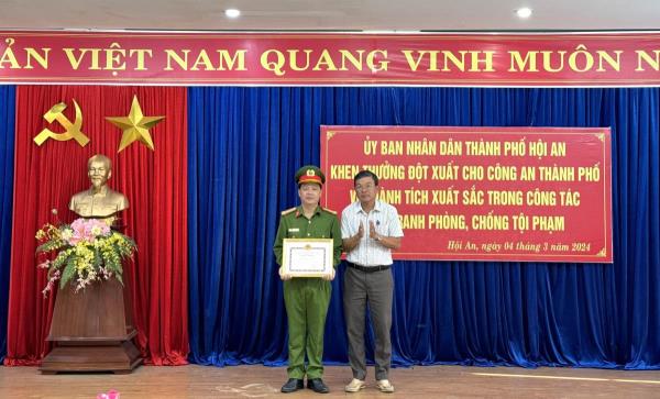 Khen thưởng đột xuất Công an thành phố Hội An về thành tích tranh, phòng chống tội phạm