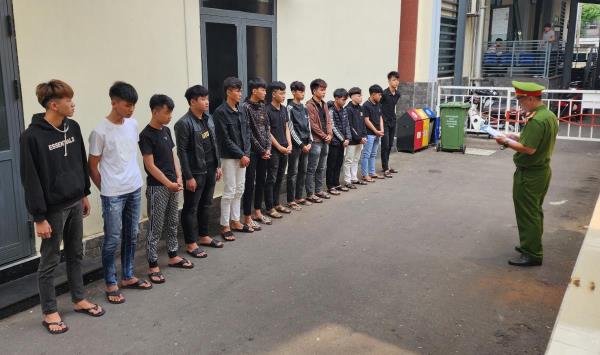 Khởi tố 2 vụ, 29 thanh thiếu niên về hành vi gây rối trật tự công cộng và cố ý gây thương tích