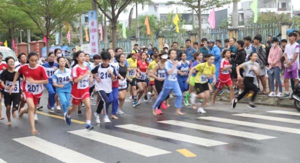 Gần 900 VĐV tham gia giải Việt dã và chạy Vũ trang truyền thống Báo Đà Nẵng lần thứ 27 năm 2024