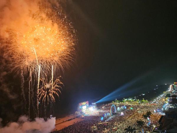 Hàng vạn người dân tham gia khai mạc Lễ hội du lịch Cửa Lò - Khát vọng tỏa sáng