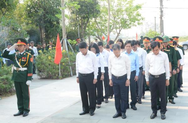 Lãnh đạo TP Đà Nẵng dâng hương các di tích lịch sử và thăm, tặng quà các gia đình có công với cách mạng