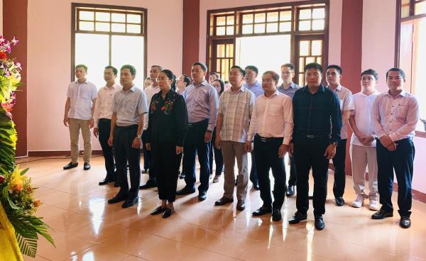 Đoàn Đại biểu Quốc hội và HĐND TP Đà Nẵng dâng hương tại khu di tích Nước Oa