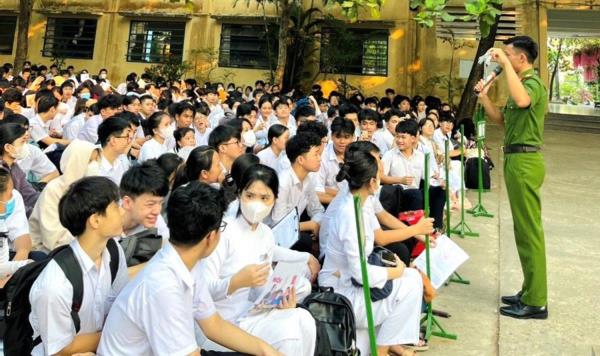 Tuyên truyền pháp luật phòng, chống ma túy cho hơn 900 học sinh