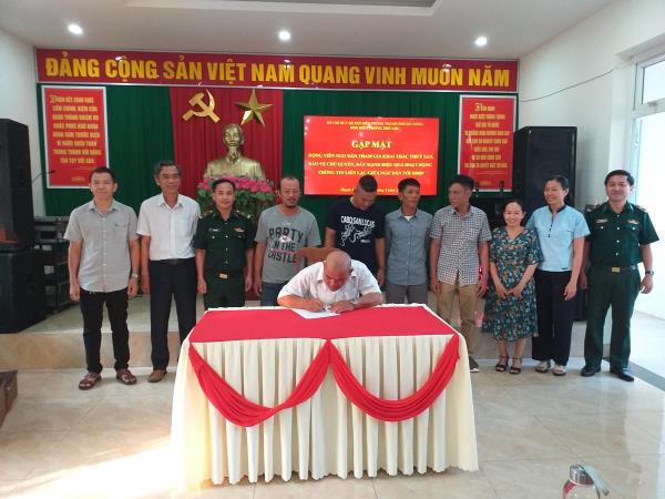 Ngư dân ký cam kết không khai thác hải sản trái phép và giữ vững thông tin liên lạc với Bộ đội Biên phòng.
