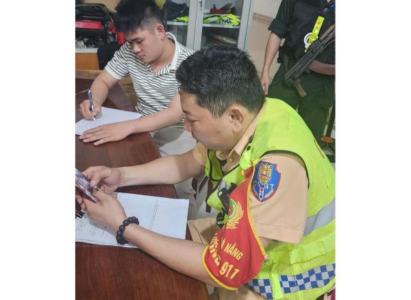 Bắt khẩn cấp đối tượng tông vào lực lượng 911 khiến một chiến sĩ bị thương