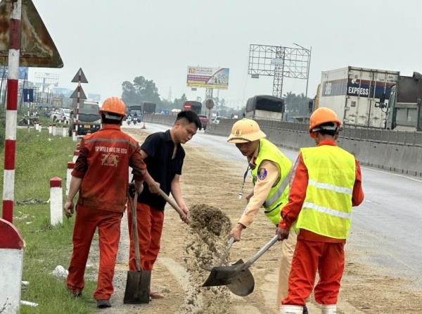 Cảnh sát giao thông Nghệ An nhanh chóng xử lý vết dầu loang trên Quốc lộ