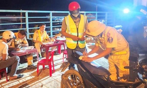 Tài xế dịch vụ chạy xe hộ cho dân nhậu nhưng lại vi phạm độ cồn