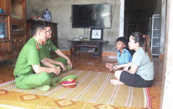 Công an xã 4 cùng với người dân vùng biên giới