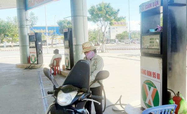 Giá xăng tiếp tục giảm, về gần mốc 22.000 đồng/lít