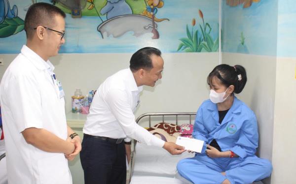 Thường trực Thành ủy Đà Nẵng thăm, tặng quà trẻ em điều trị tại Bệnh viện Ung bướu