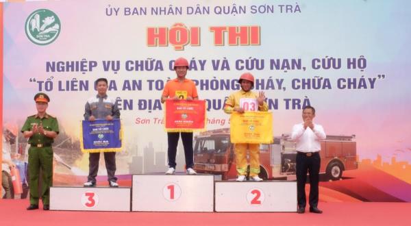 Sơn Trà đã tổ chức hội thi nghiệp vụ chữa cháy và cứu nạn, cứu hộ tổ liên gia an toàn phòng cháy, chữa cháy