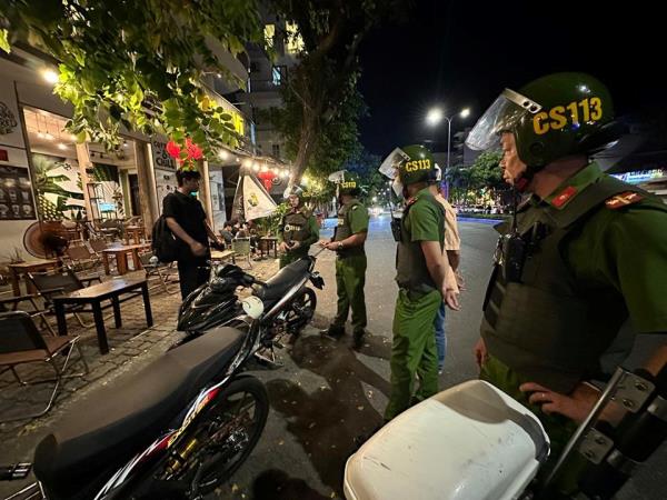 Bài 2: Những hạt sạn giữa bình yên