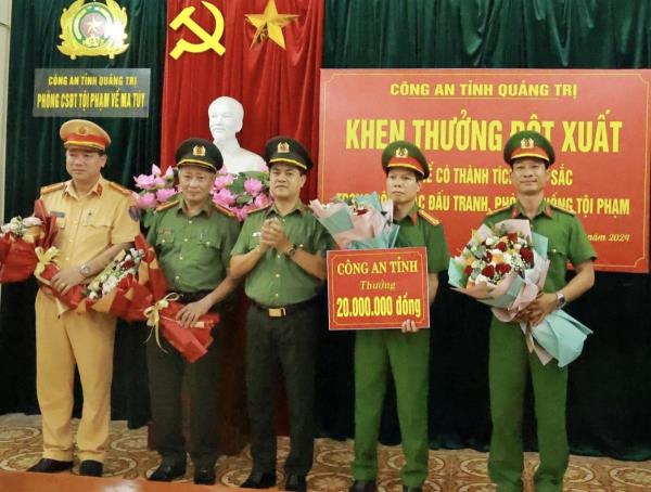 Công an Quảng Trị khen thưởng thành tích đấu tranh, triệt xóa sới bạc quy mô lớn tại TP Đông Hà