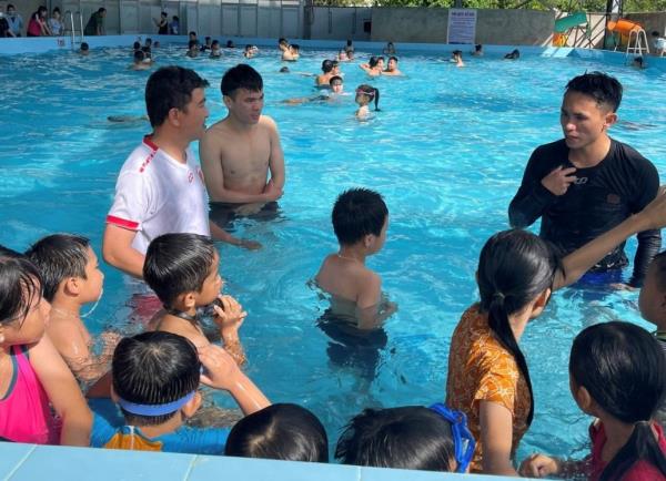 Công an huyện Đắk Mil tiếp tục thực hiện mô hình Hướng dẫn kỹ năng phòng chống đuối nước cho trẻ em