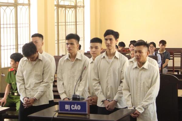 Nhóm côn đồ làng lãnh án