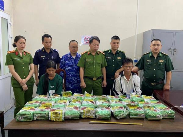 Bắt đôi vợ chồng vận chuyển 30kg ma tuý đá