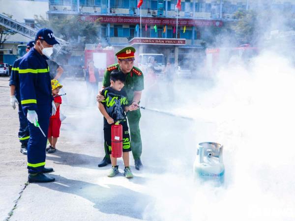 Lan tỏa kỹ năng chữa cháy và cứu nạn, cứu hộ cho mọi người dân
