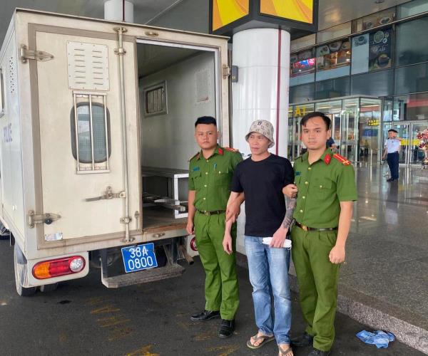 Trốn ra nước ngoài vẫn không thoát