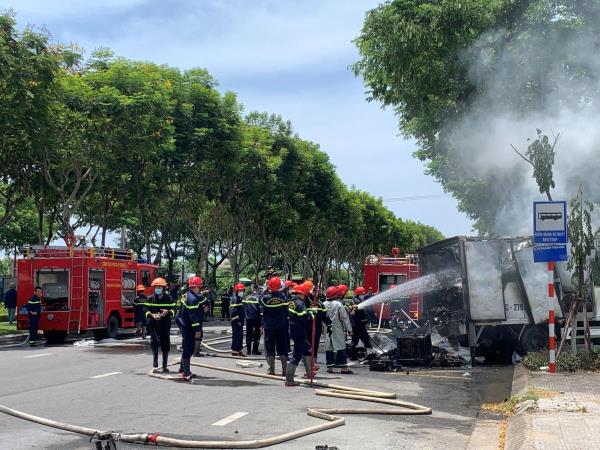 Công an Đà Nẵng dập tắt đám cháy ô-tô giữa trưa