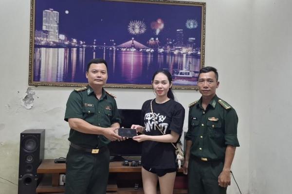 Biên phòng Cửa khẩu Cảng Tiên Sa trao trả tài sản thất lạc cho người dân