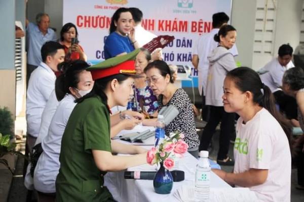 Khám, chữa bệnh miễn phí cho bà con giáo dân Giáo xứ Tam Tòa