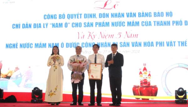 Đón nhận Văn bằng bảo hộ chỉ dẫn địa lý và kỷ niệm 5 năm nghề làm nước mắm Nam Ô được công nhận là di sản văn hóa phi vật thể quốc gia