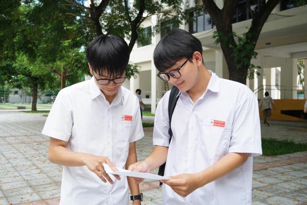 Thi tốt nghiệp THPT 2024: Thí sinh phấn khởi sau môn thi Ngữ văn