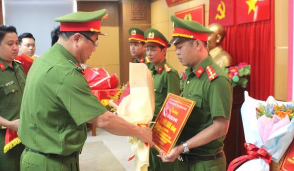 Khen thưởng đột xuất lực lượng 911 Công an TP Đà Nẵng