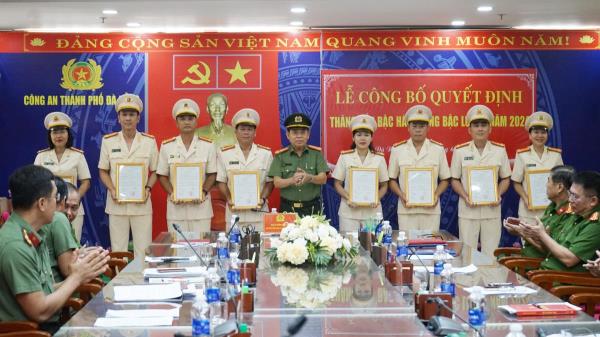 Công an TP Đà Nẵng công bố thăng cấp bậc hàm, nâng bậc lương cho hơn 1.000 cán bộ, chiến sĩ