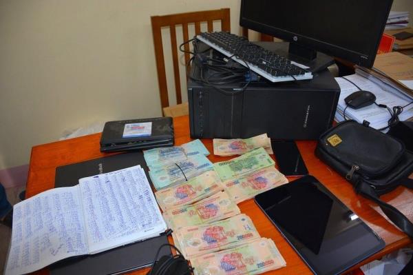 Triệt phá 2 tụ điểm cá độ bóng đá qua mạng