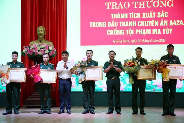 Khen thưởng nhiều tập thể, cá nhân phá chuyên án, thu giữ gần 200kg ma túy