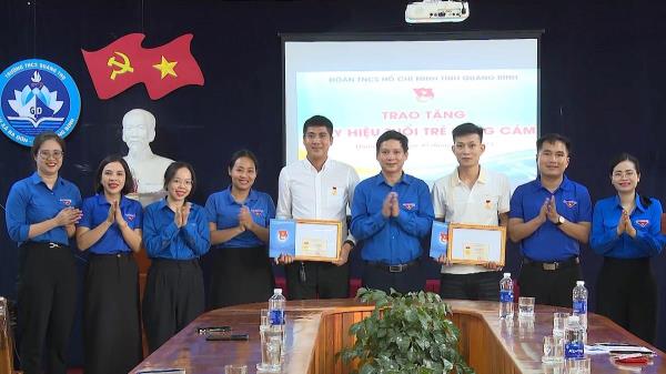 Trao tặng Huy hiệu Tuổi trẻ dũng cảm cho 3 đoàn viên cứu học sinh đuối nước