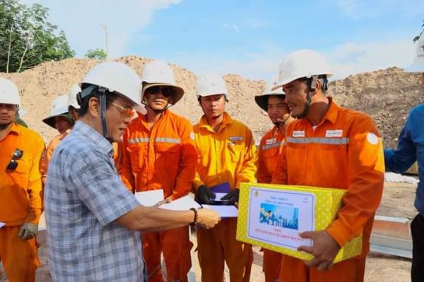 Tổng giám đốc EVNCPC thăm hỏi, động viên các đội xung kích tham gia dự án đường dây 500kV mạch 3
