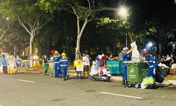 Đường phố Đà Nẵng sạch bong sau khi màn trình diễn pháo hoa kết thúc