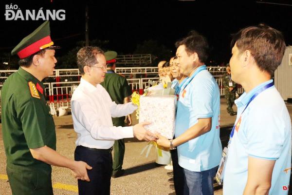 Bí thư Thành ủy Nguyễn Văn Quảng thăm, động viên đội pháo hoa Đà Nẵng - Việt Nam